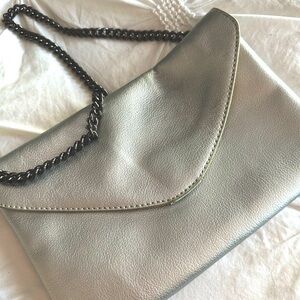 J Crew envelope purse, metallic silver leather bag, euc ✨